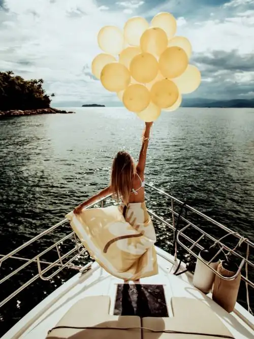 Balloons in the sea wallpaper