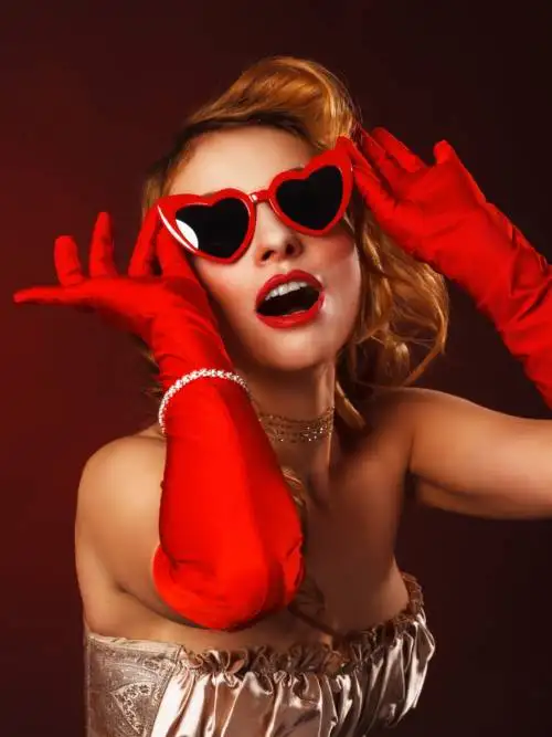 Burlesque woman wallpaper