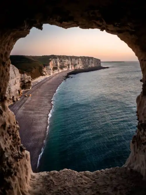 Coast of Étretat in Normandy wallpaper