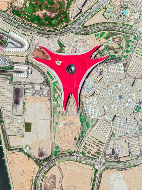 Fond d'écran de Ferrari World Abu Dhabi pour mobiles et tablettes