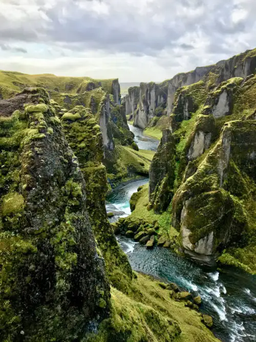 Fjaðrárgljúfur canyon wallpaper