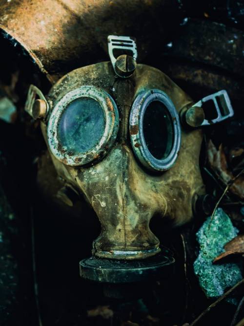 Gas mask wallpaper for mobiles and tablets