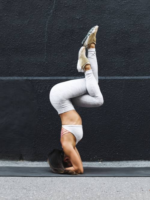 Mädchen macht Yoga wallpaper
