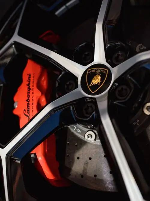 Lamborghini alloy wheel wallpaper