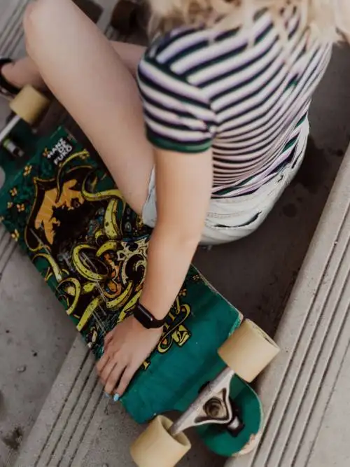 Skateboarder girl wallpaper