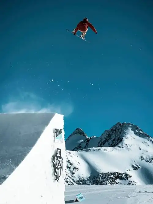Snowboarder at Stubai Zoo wallpaper