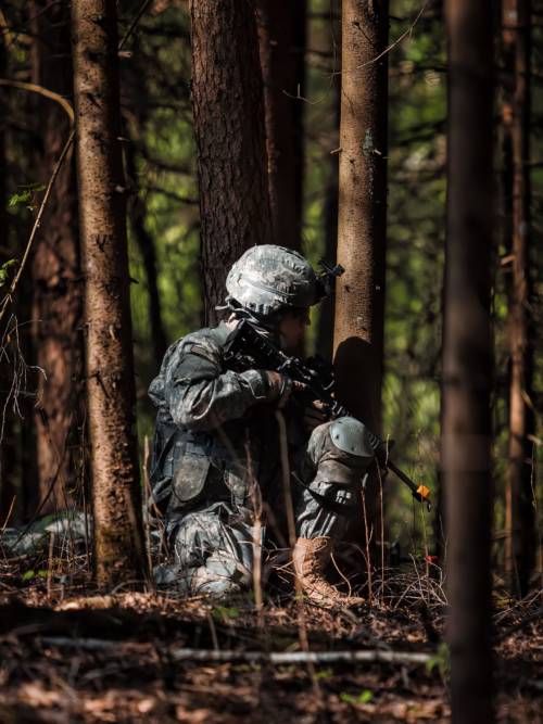 Soldat im Wald Wallpaper für Handys und Tablets