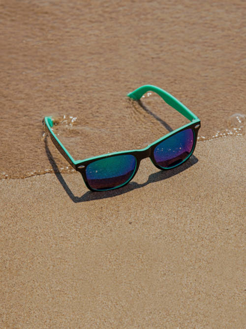 Fondo de pantalla de Gafas de sol en la playa para móviles y tablets
