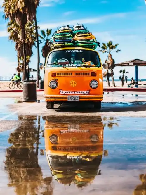 Surfer van wallpaper