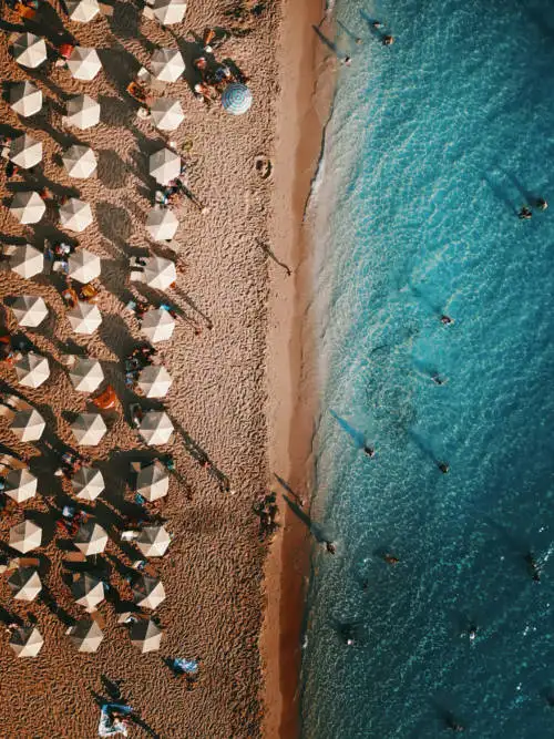Umbrellas on the beach wallpaper