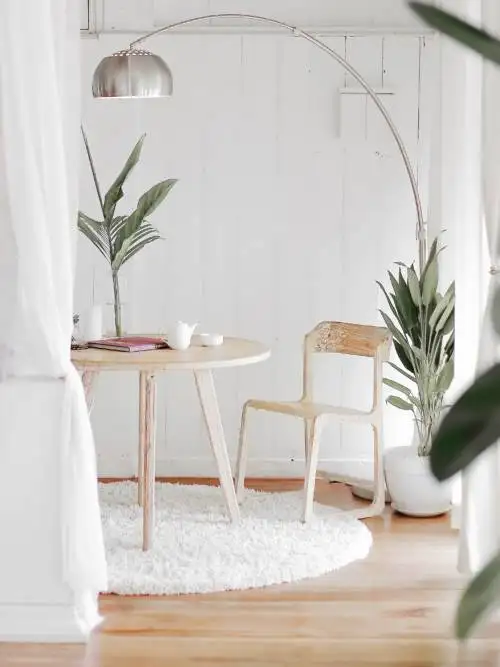 White corner wallpaper