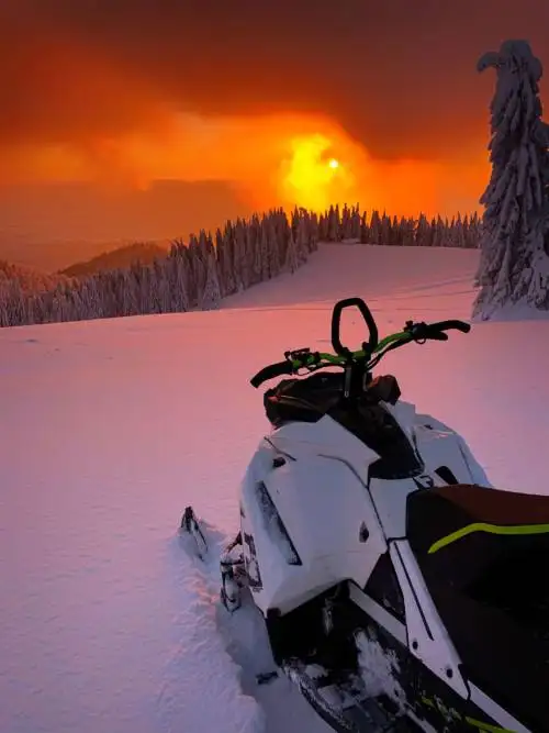 Snöskoter vid solnedgången