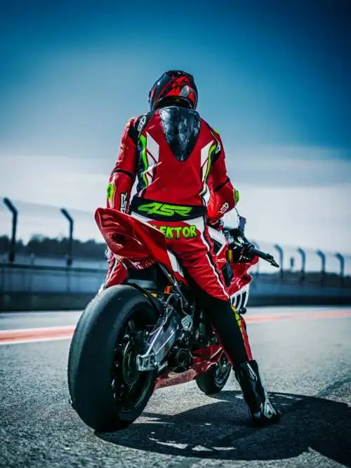 Racing motorcykel på banan