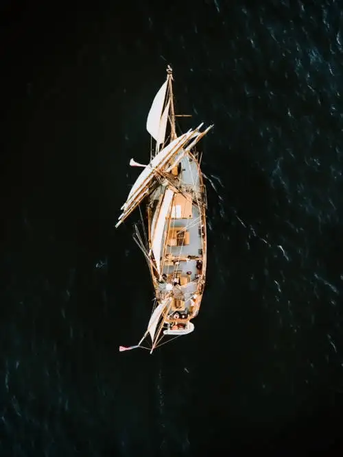 Velero surcando los mares