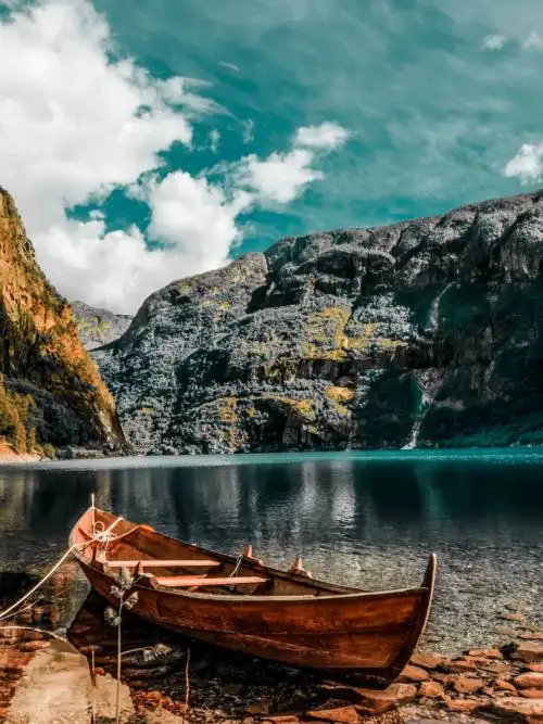 Vieja canoa en el lago