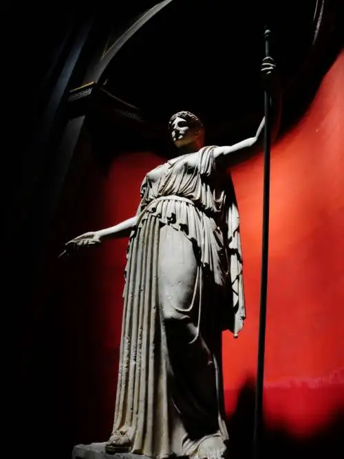 Statue, die Stange hält