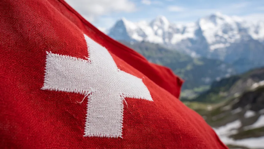 Bandera de Suiza con paisaje montañoso
