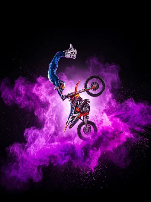 Cascade de Motocross Extrême dans la Fumée Violette