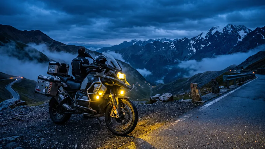 Aventura de moto em paisagem de montanha